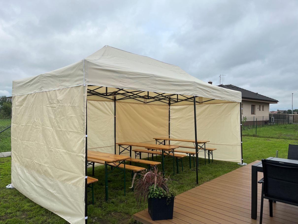 Nůžkový stan na zahradě